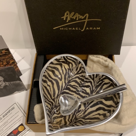 Michael Aram🤎🖤Hand Forged Zebra Heart Shaped Dish Bowl w/Silver Serving Spoon - Picture 16 of 16